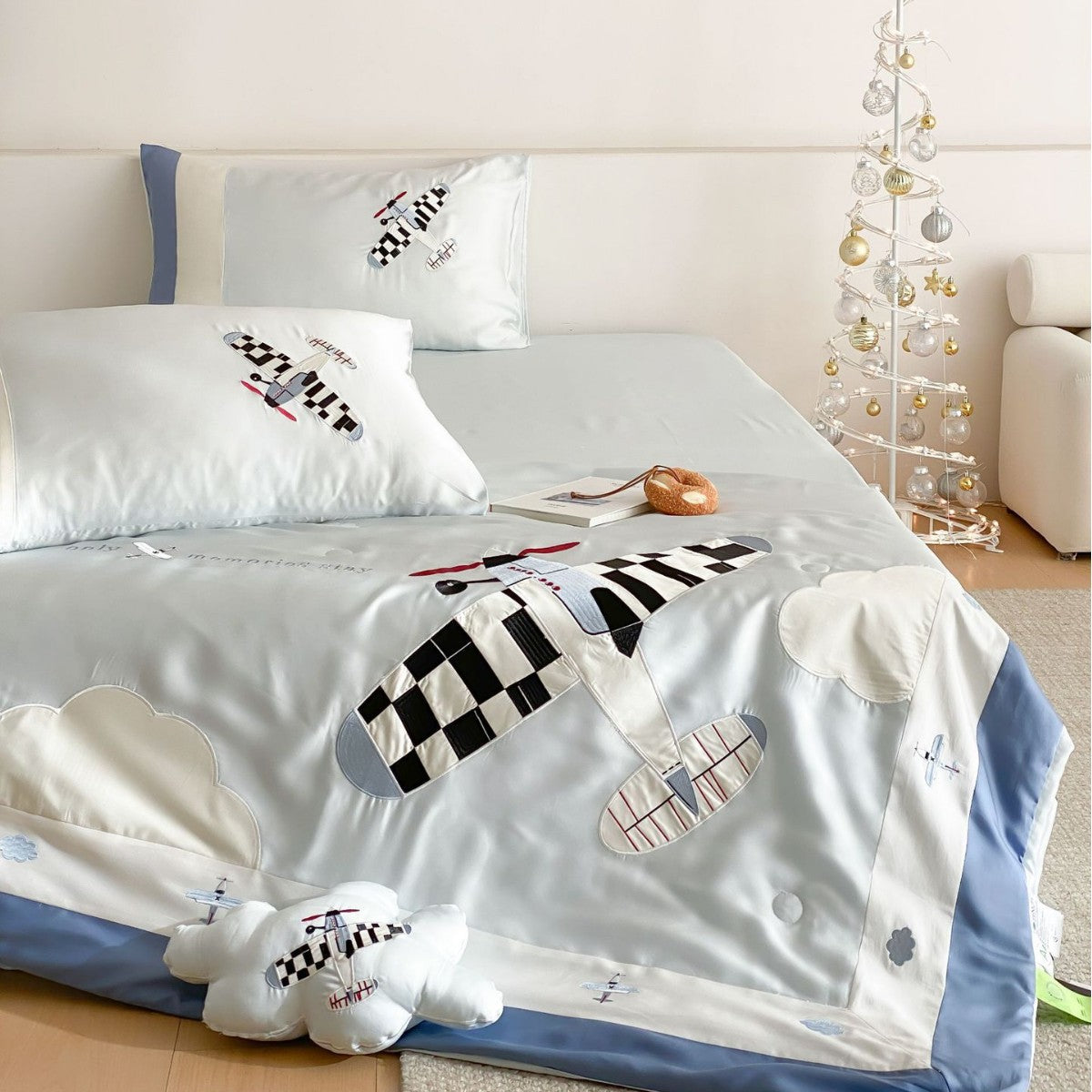 Children's Bedding Set with Appliquéd Retro Airplanes and Silky Satin Finish