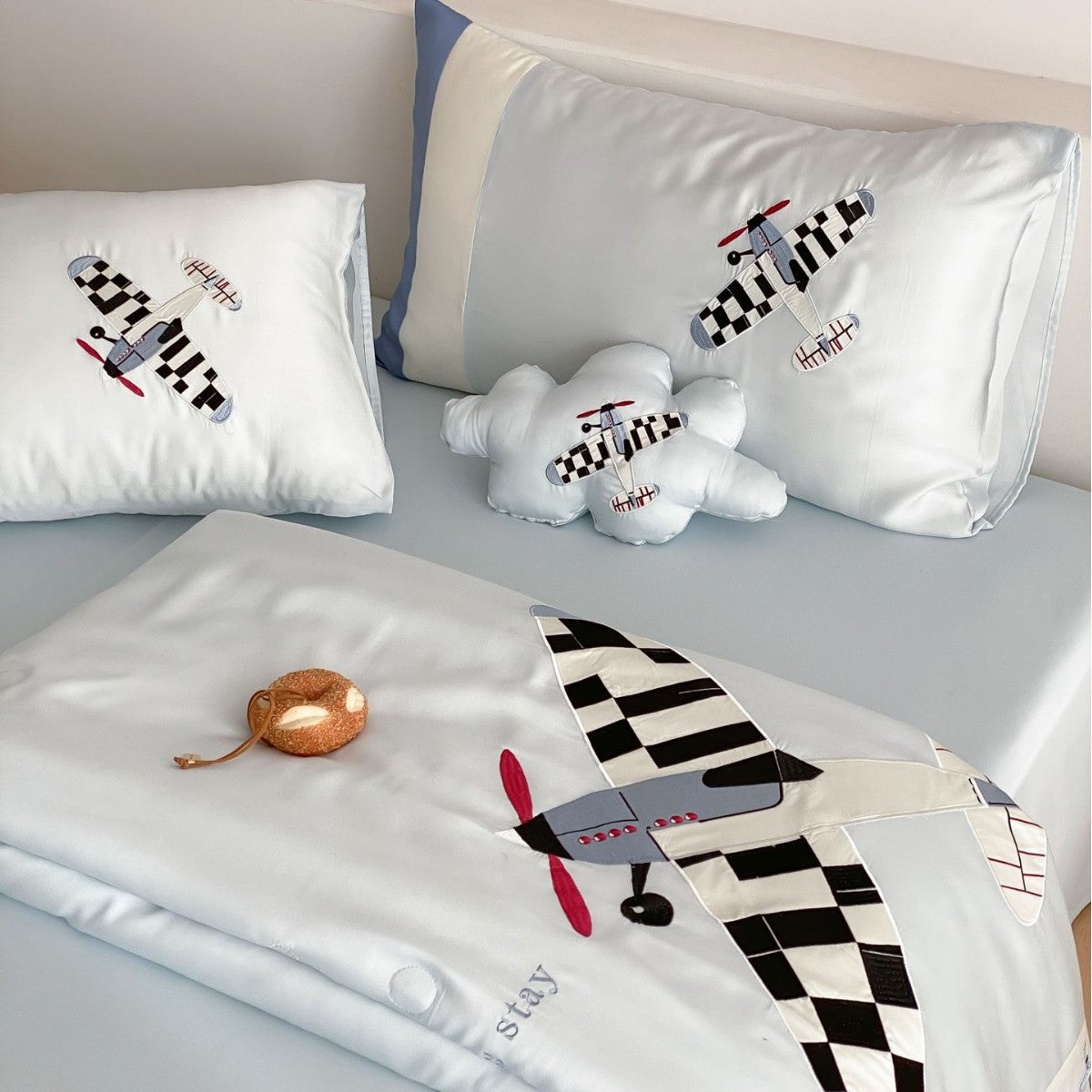 Children's Bedding Set with Appliquéd Retro Airplanes and Silky Satin Finish